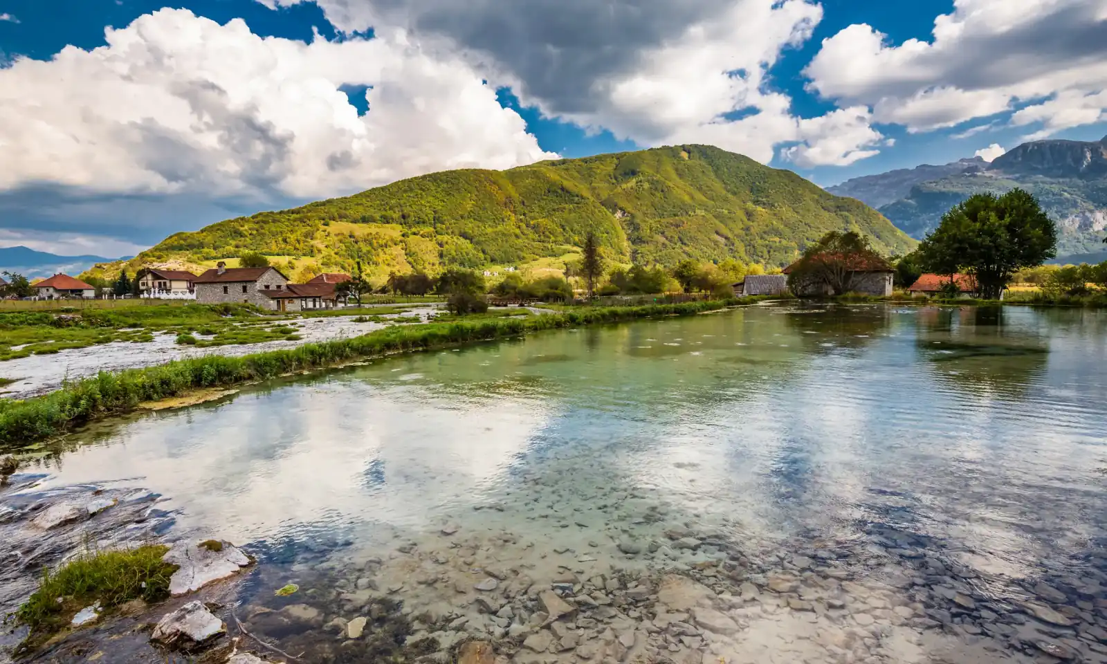 Ali Pašini izvori, krško vrelo u zelenilu