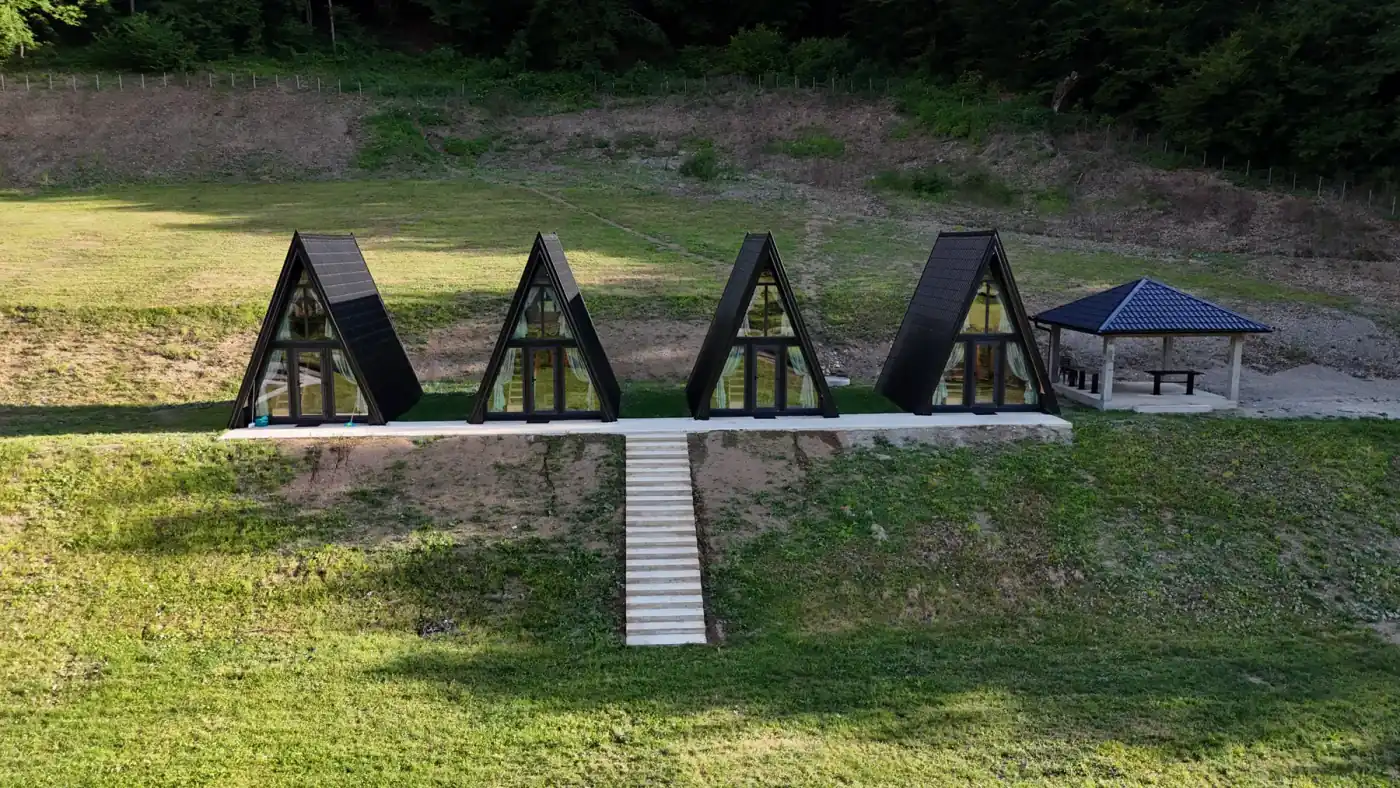 Četiri A-frame vikendice iz vazduha