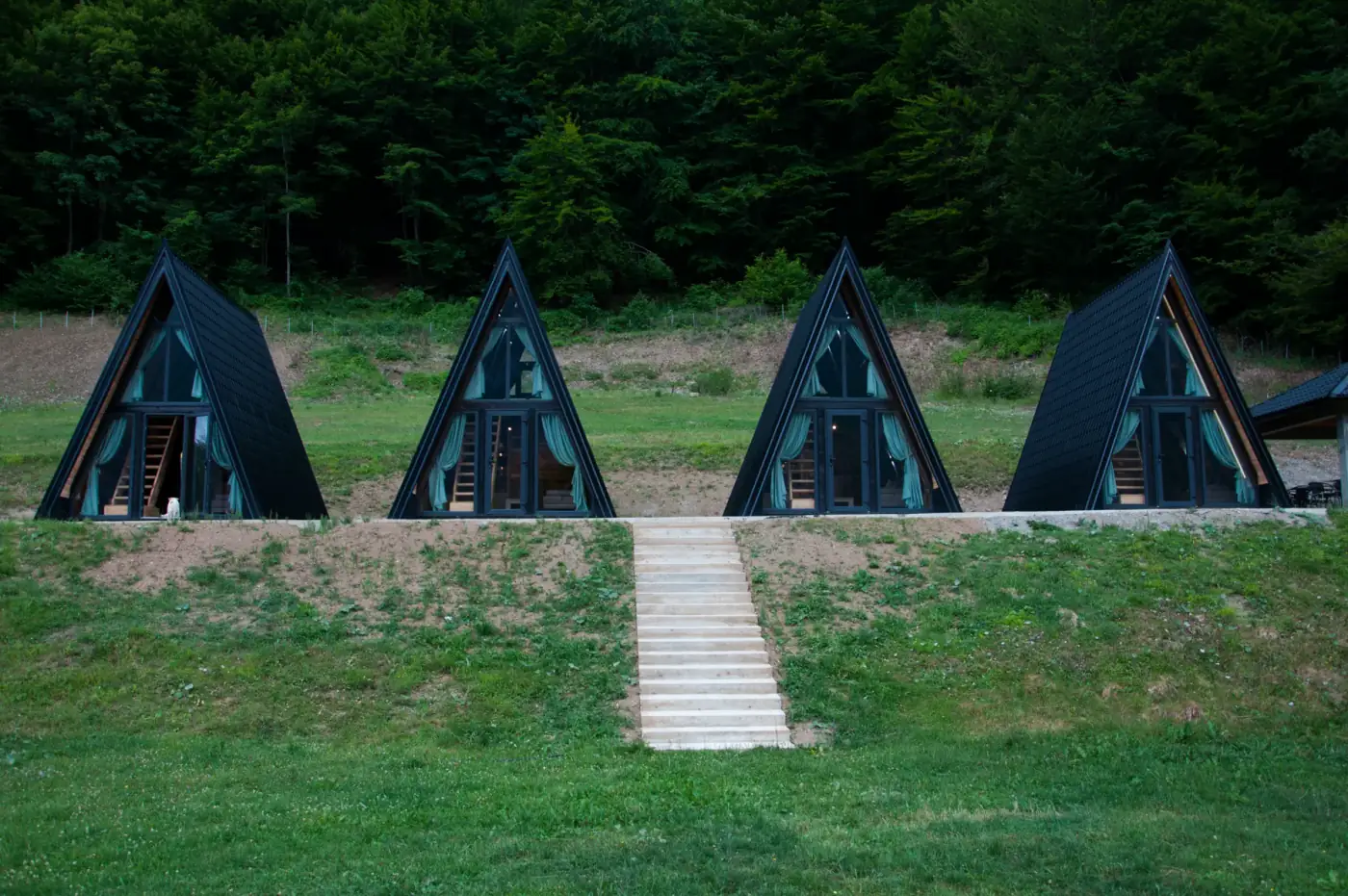Niz A-frame vikendica na travnatom imanju