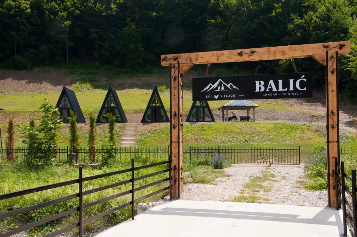 Ulazna kapija Balić Eko Village sa vikendicama u pozadini
