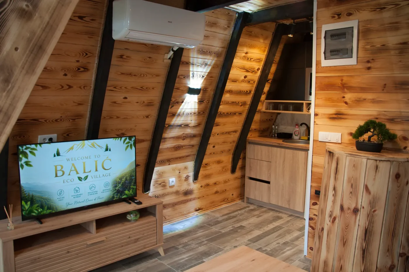 Topli drveni enterijer A-frame vikendice sa pogledom na planine
