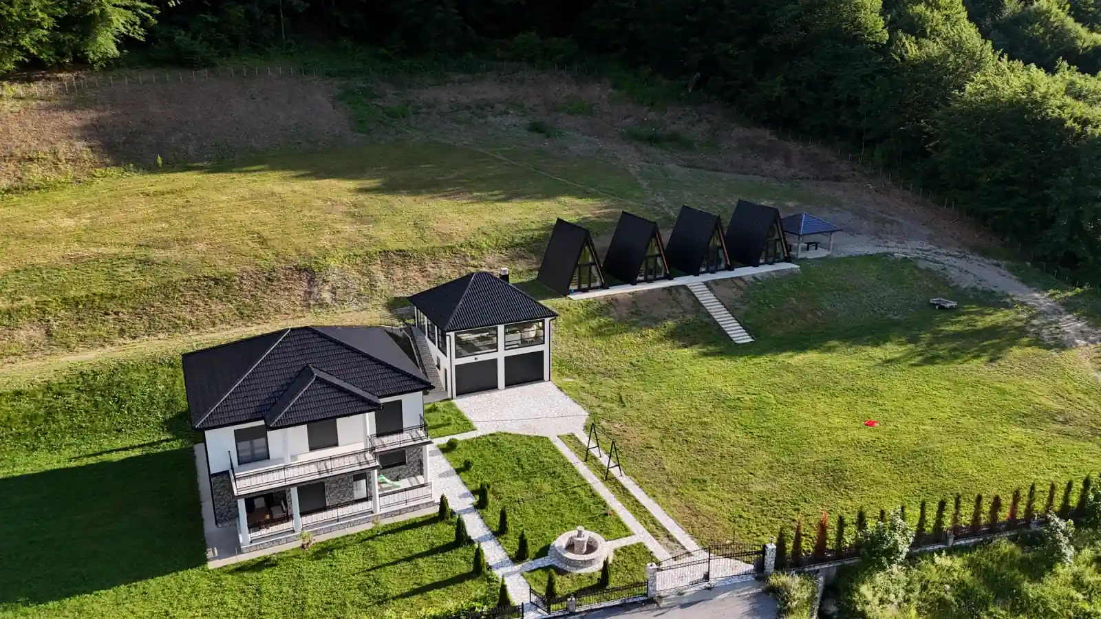 Balić Eko Village iz vazduha, četiri A-frame vikendice u netaknutoj prirodi